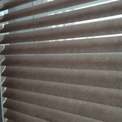 Χρησιμοποίηση σχοινιών Chic και σύγχρονο Shangrila Blind ύφασμα για σύγχρονα εσωτερικά σπίτια