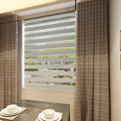Κλειστά παράθυρα γραφείου Zebra Roller Blinds για ημέρα και νύχτα